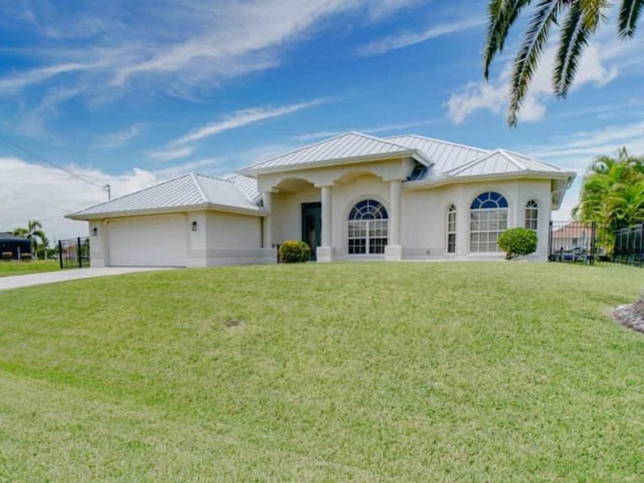 Gulf Access - Luxury Waterfront Retreat