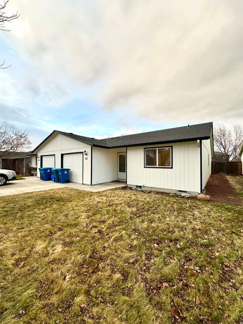 *** $1,000 OFF 1st Month *** Charming Duplex in Redmond, OR! 611 NE Larch!
