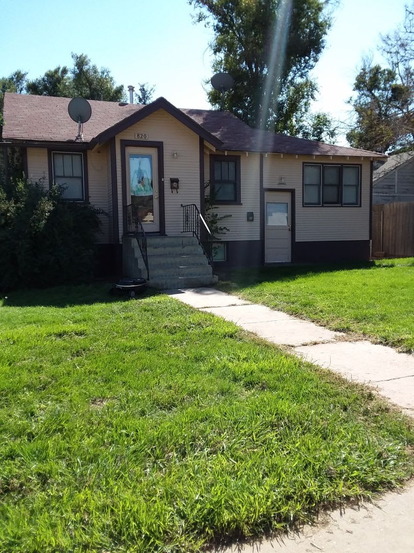 (822 23rd Street)