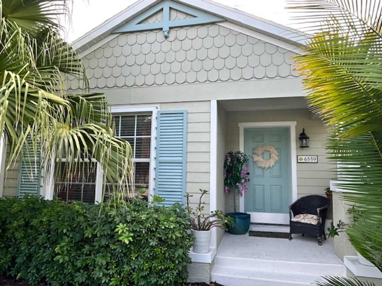 2/2 UNFURNISHED - ADORABLE BUNGALOW- WITH GARAGE/GATED COMMUNITY