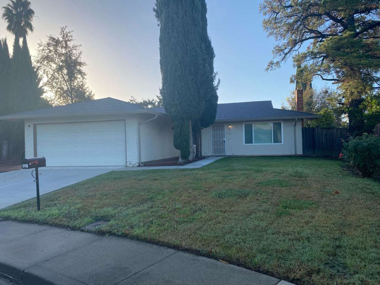 Available NOW - Cute 3 Bed 2 bath home in court location!!