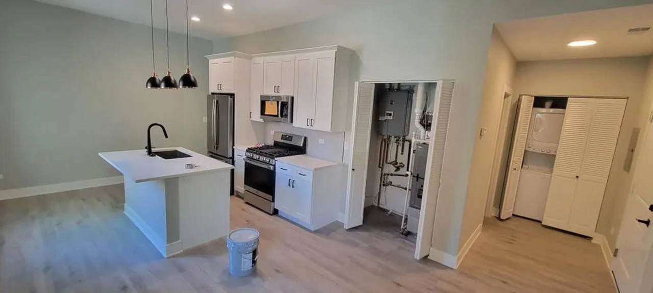 3611 N Greenview Ave