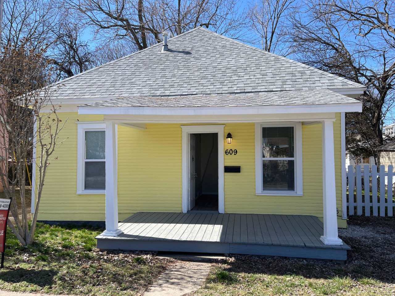 ADORABLE 3 BEDROOM HOUSE- FENCED BACK YARD