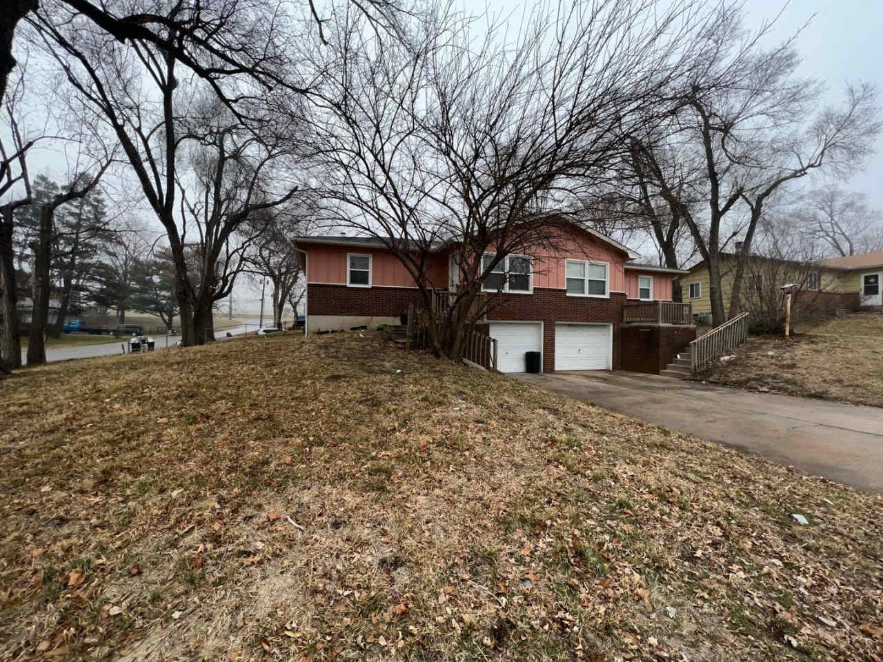 Great Duplex with 2+ bed/1 bath/1 Car garage in KCK!