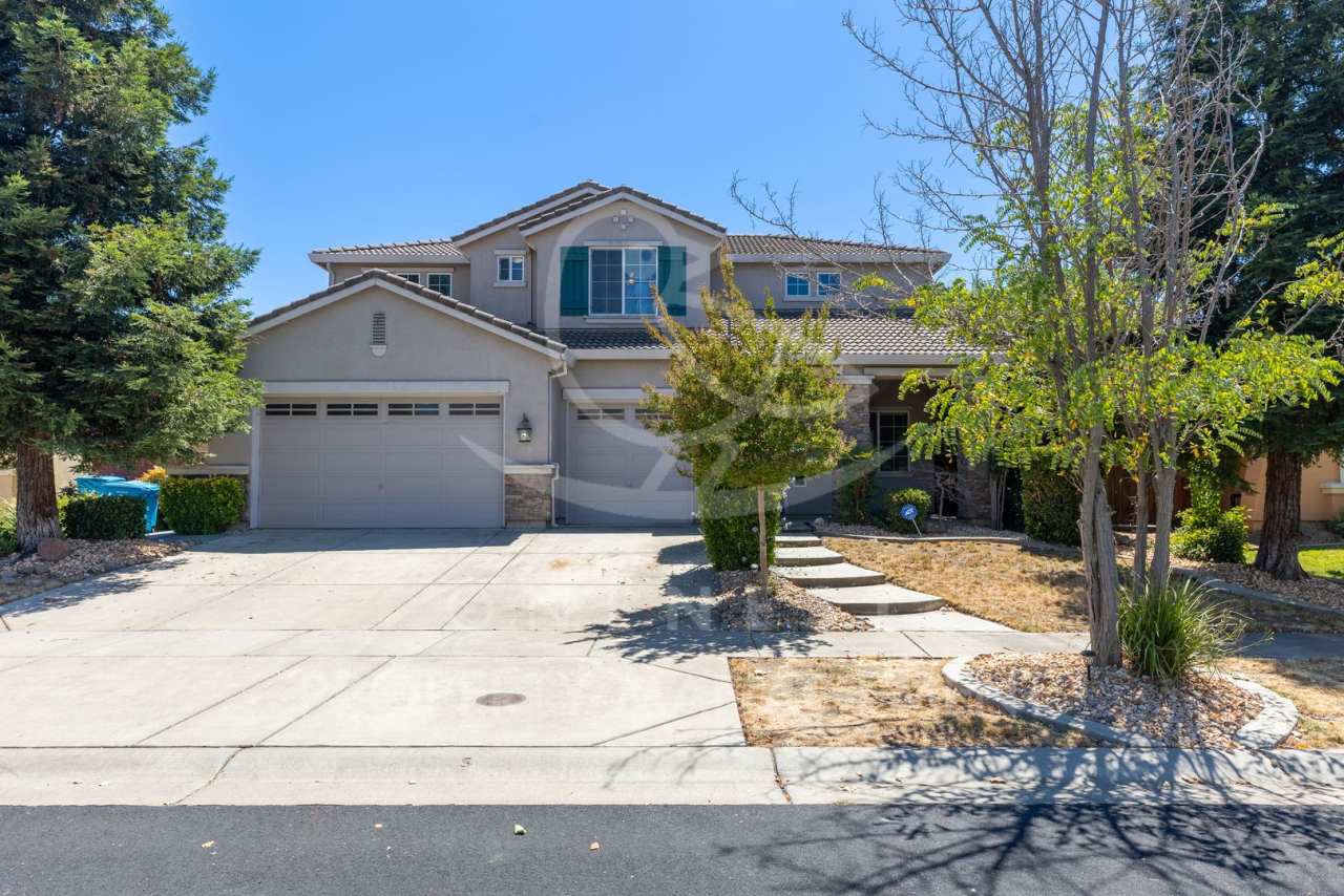 4 Bedroom, 2.5 bathroom, 3 car garage