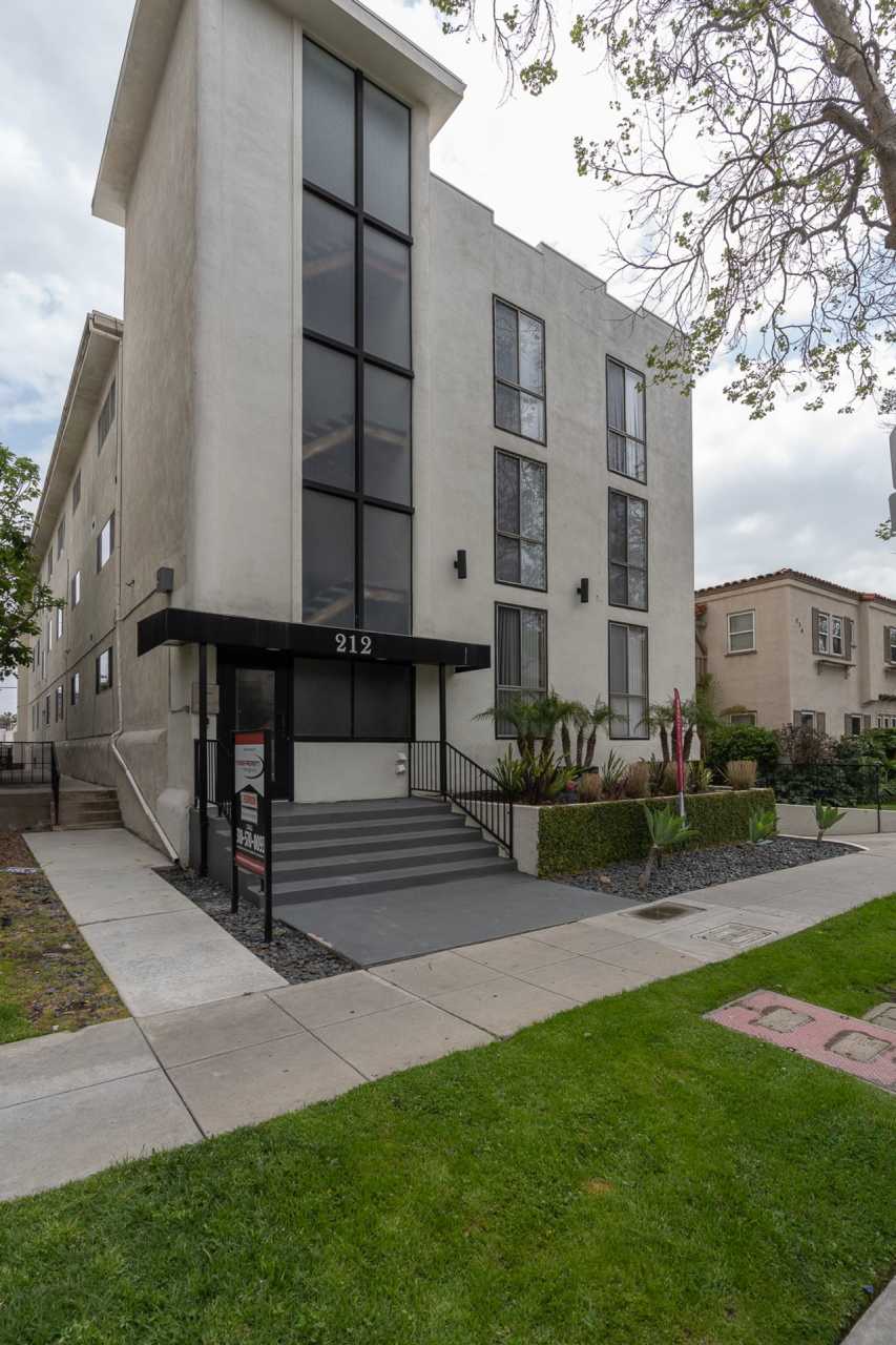 212 S Arnaz Dr