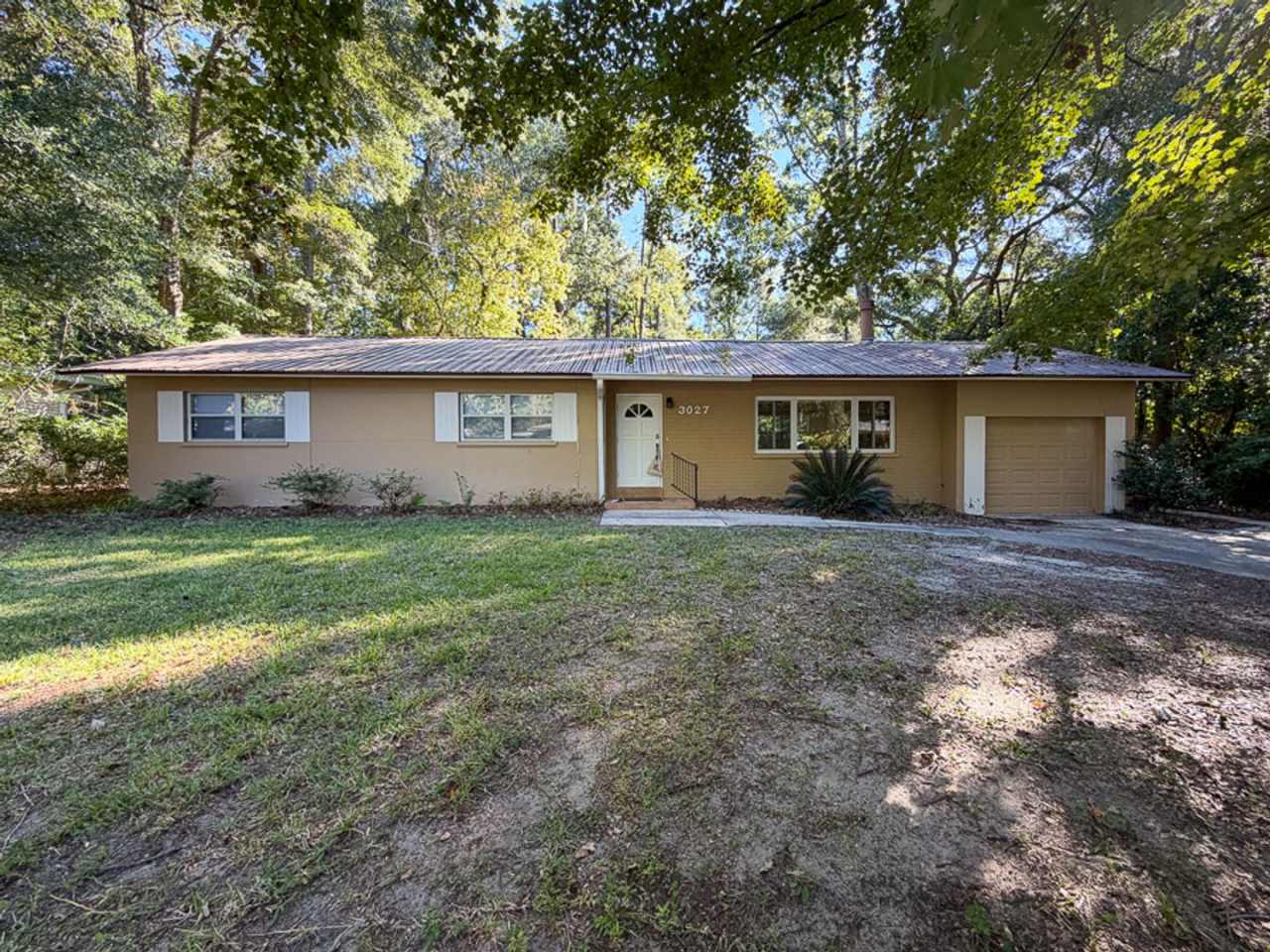 3/2 House Walking Distance to UF  Law School Available NOW!