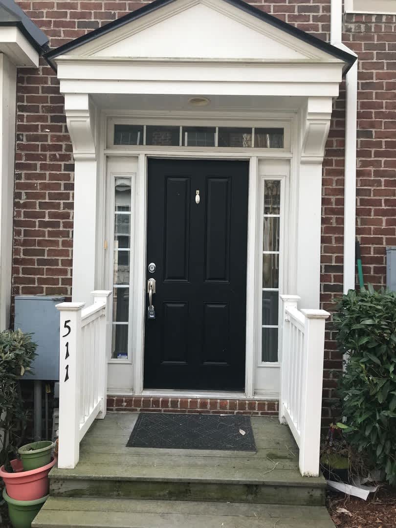 Reduced Rent/Move In Special/Lenox Village townhome!