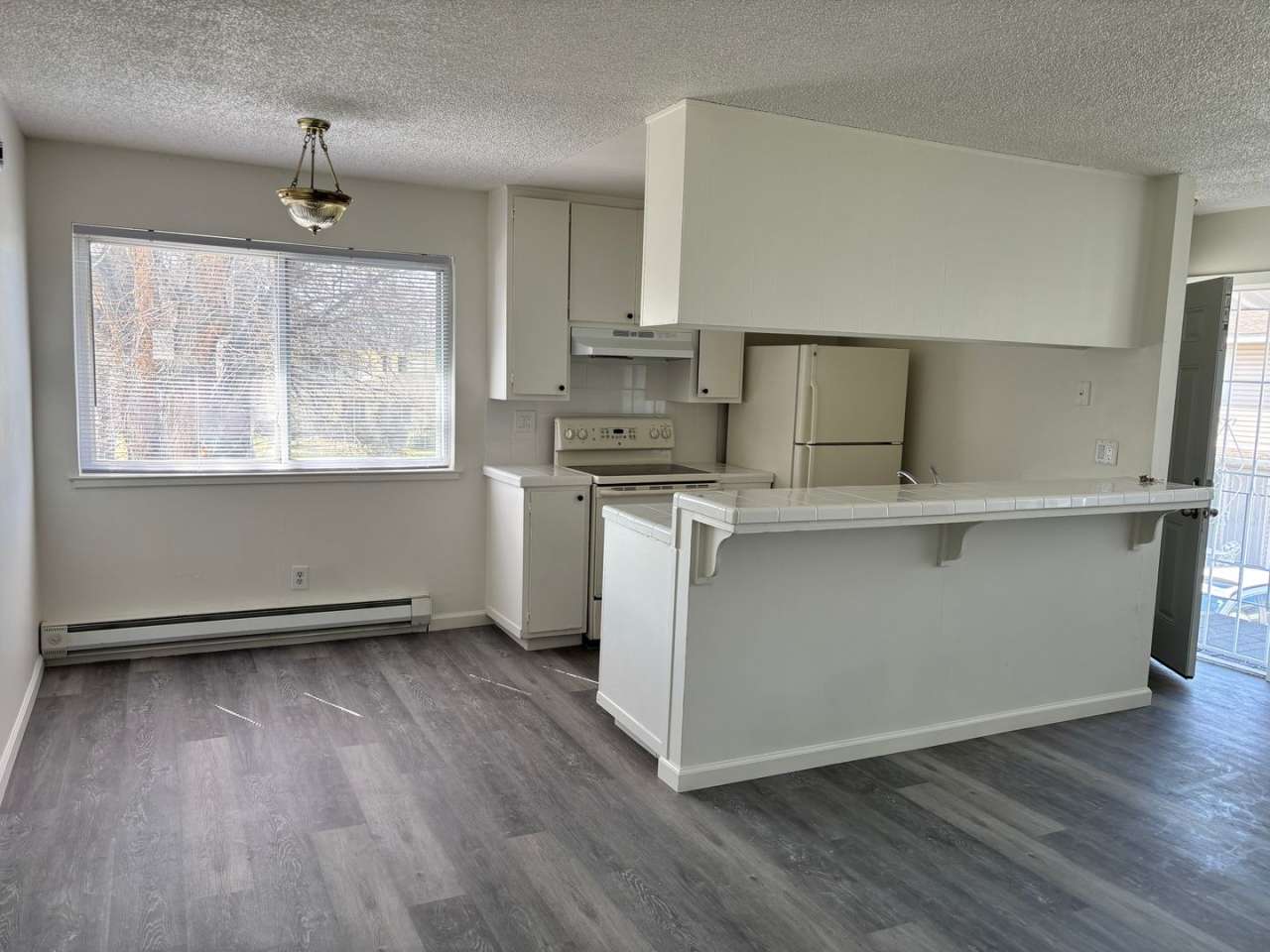 MOVE IN SPECIAL ON THIS NEWLY REMODELED UNIT- NEW PAINT, REMODELED BATHROOM AND NEW MODERN VINYL FLOORING THOUGHOUT- 1/2 OFF THE FIRST MONTH RENT FOR QUALIFIED APPLICANTS - THIS UNIT WILL NOT LAST LONG