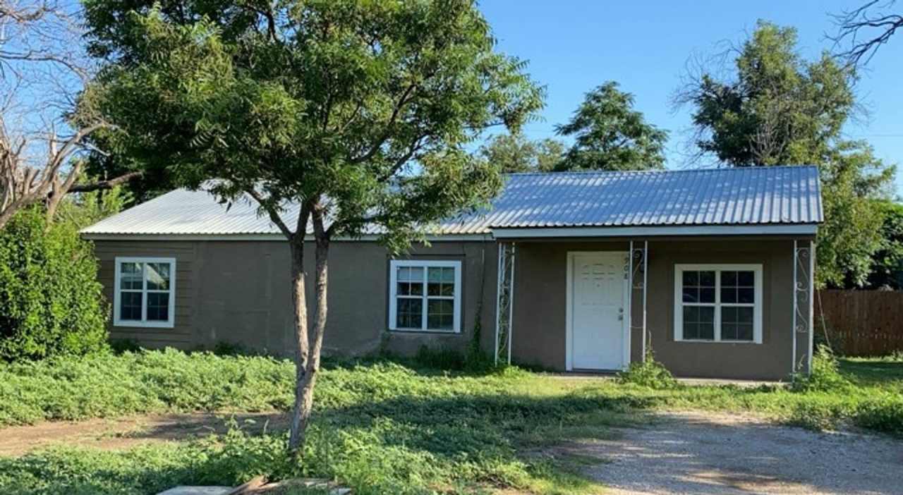 Nice 3 bed/1 bath home with BIG backyard, AVAILABLE NOW!!