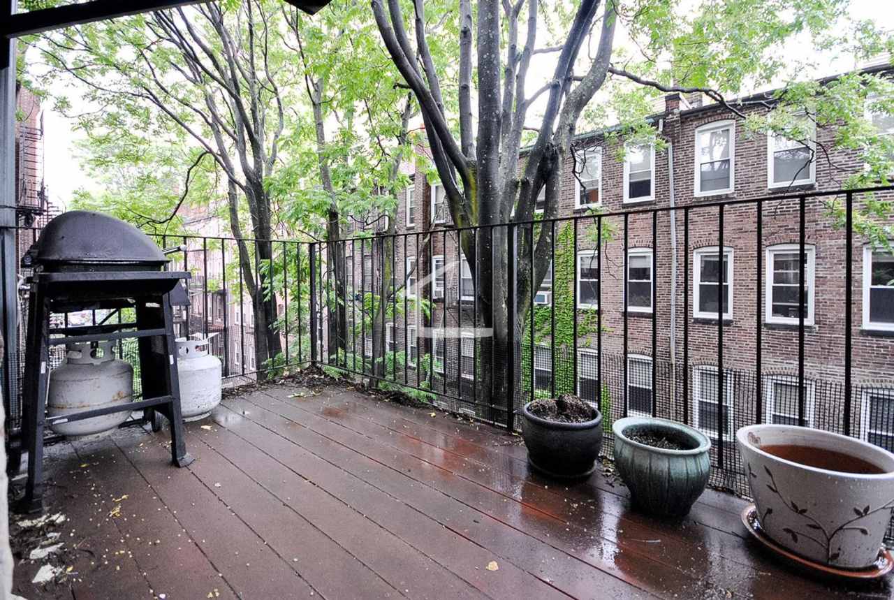 2 Bed 1 Bath Brownstone (close to I90 - 2 mi)