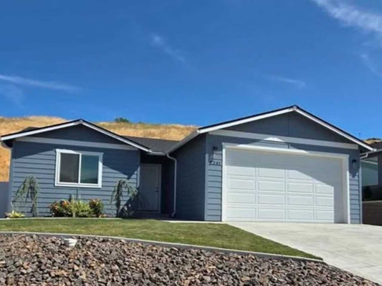Gorgeous 3 bedroom 2 bath HOUSE in coveted East Wenatchee!