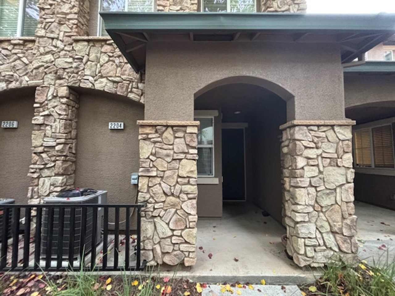 2BD/2.5BA Condo located in Lincoln