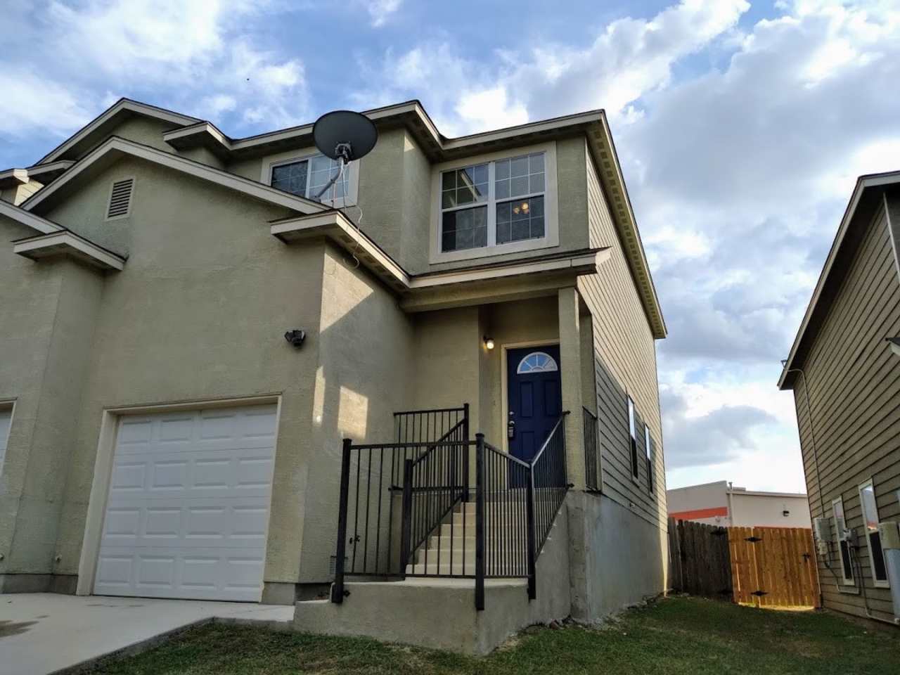 **MOVE IN SPECIAL** Spacious 3 Bedroom 2.5 Bath Townhome!