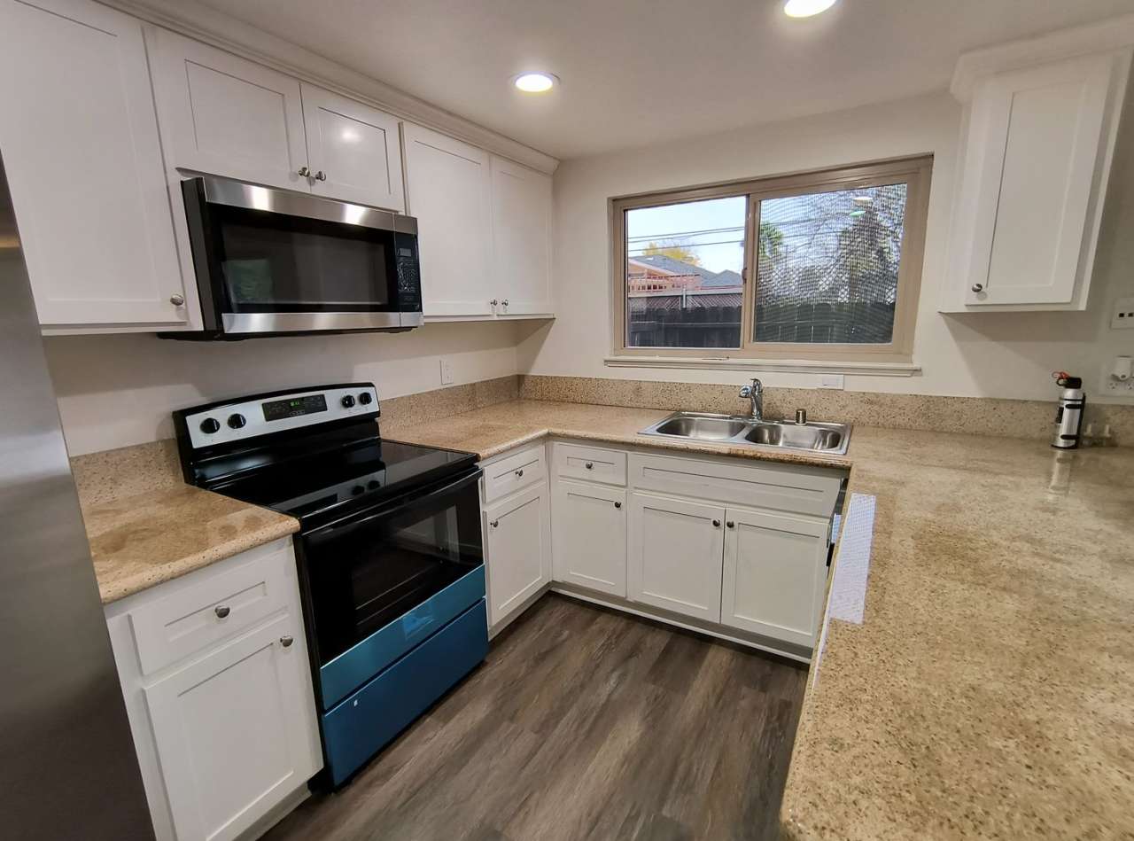 Available Now! Beautifully Remodeled 2 Story Condo located in Sacramento!