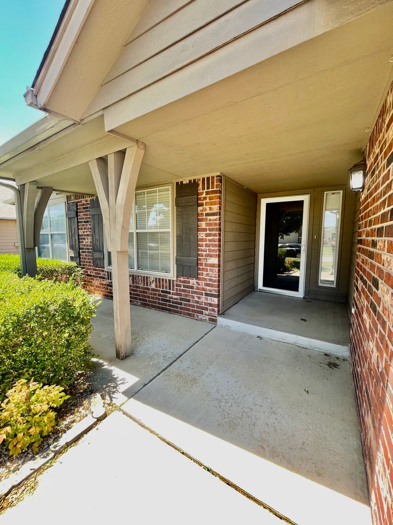 BIXBY SCHOOLS!! Charming Home w/fireplace.