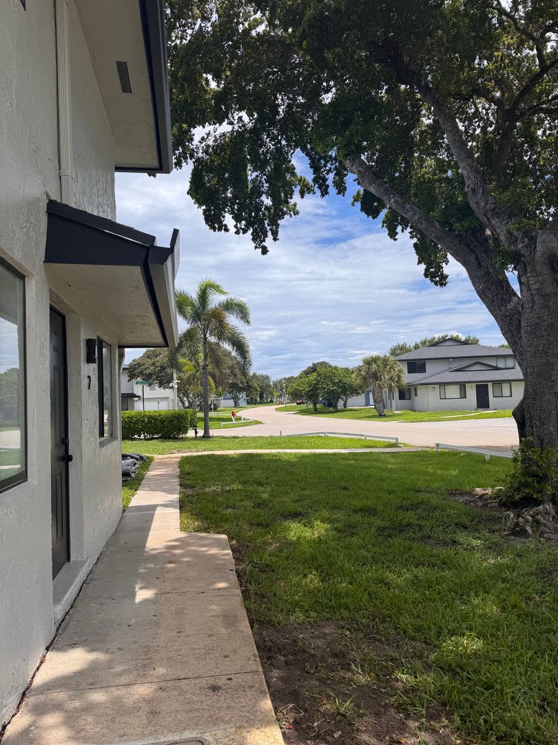 2 BR Townhome - Quiet and Centrally Located. (Pet Friendly) August Free * * *