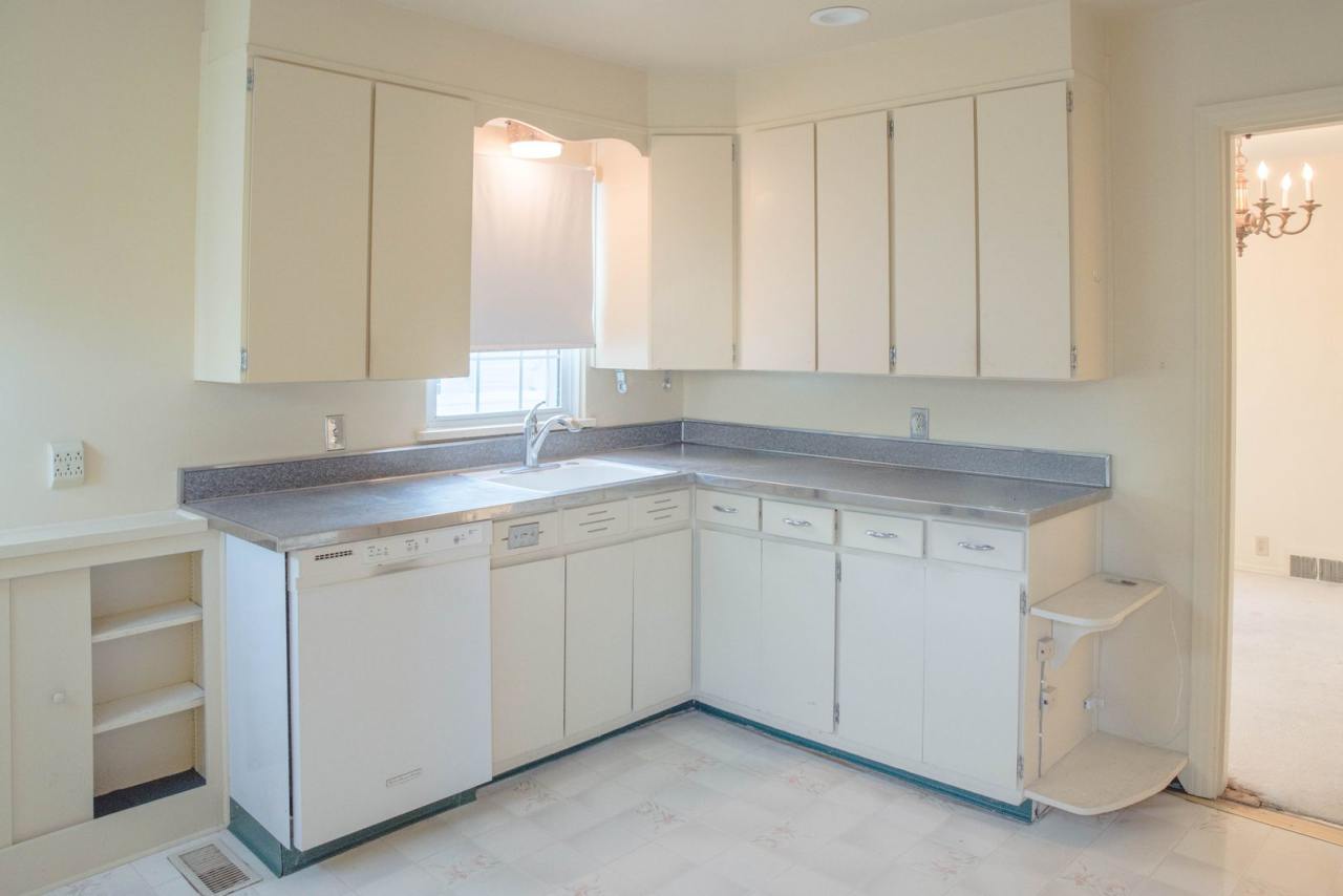 PRELEASING for AUGUST 2026! Spacious 4 Bedroom, 2 Bathroom Home with Detached Garage, Walking Distance to Ball State Campus!