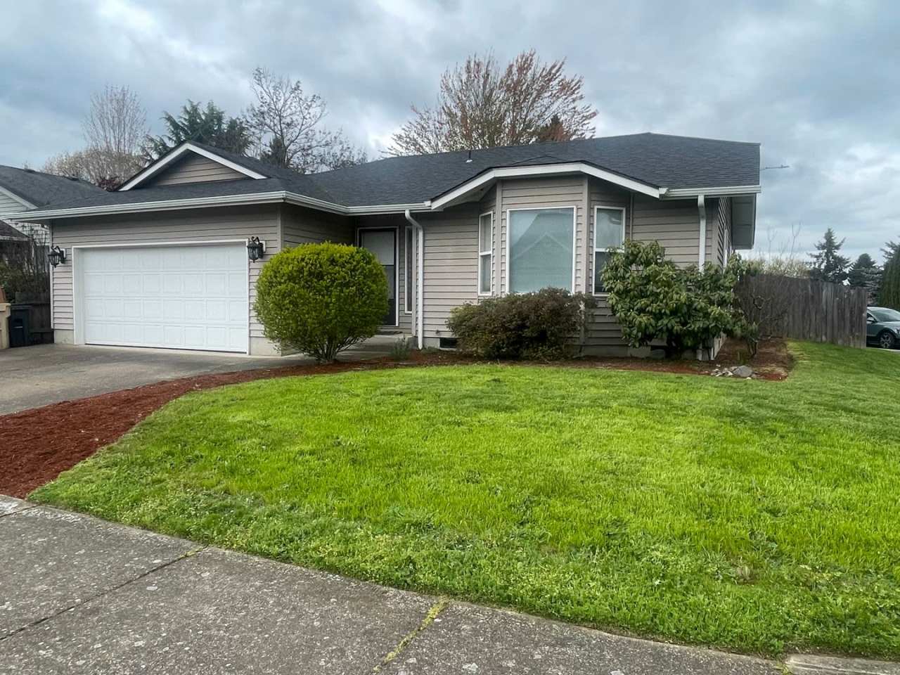 Pet Friendly Charming 3 Bedroom Home with large office!