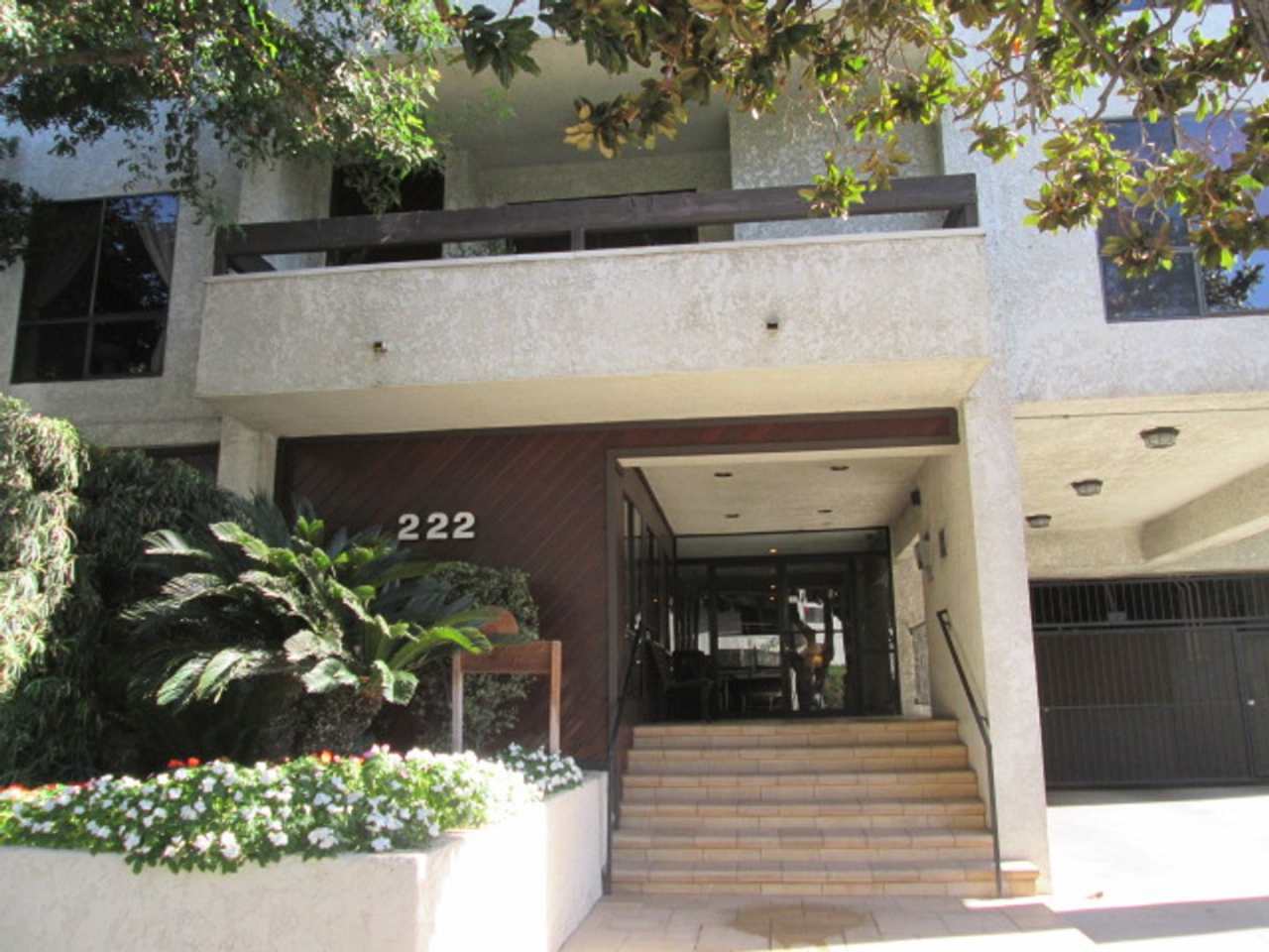 Burbank 2+2 w/appliances, parking, pool + balcony!