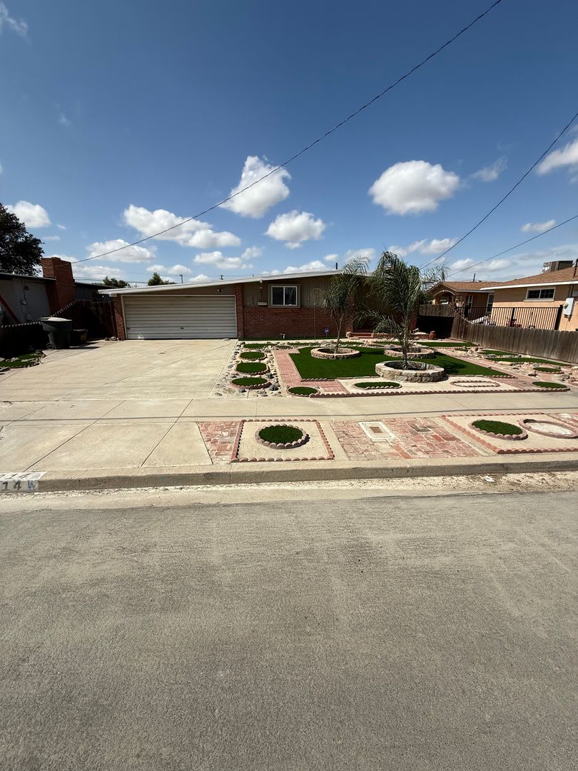 Charming 3 bedroom 1.5 bathroom home located in Hanford