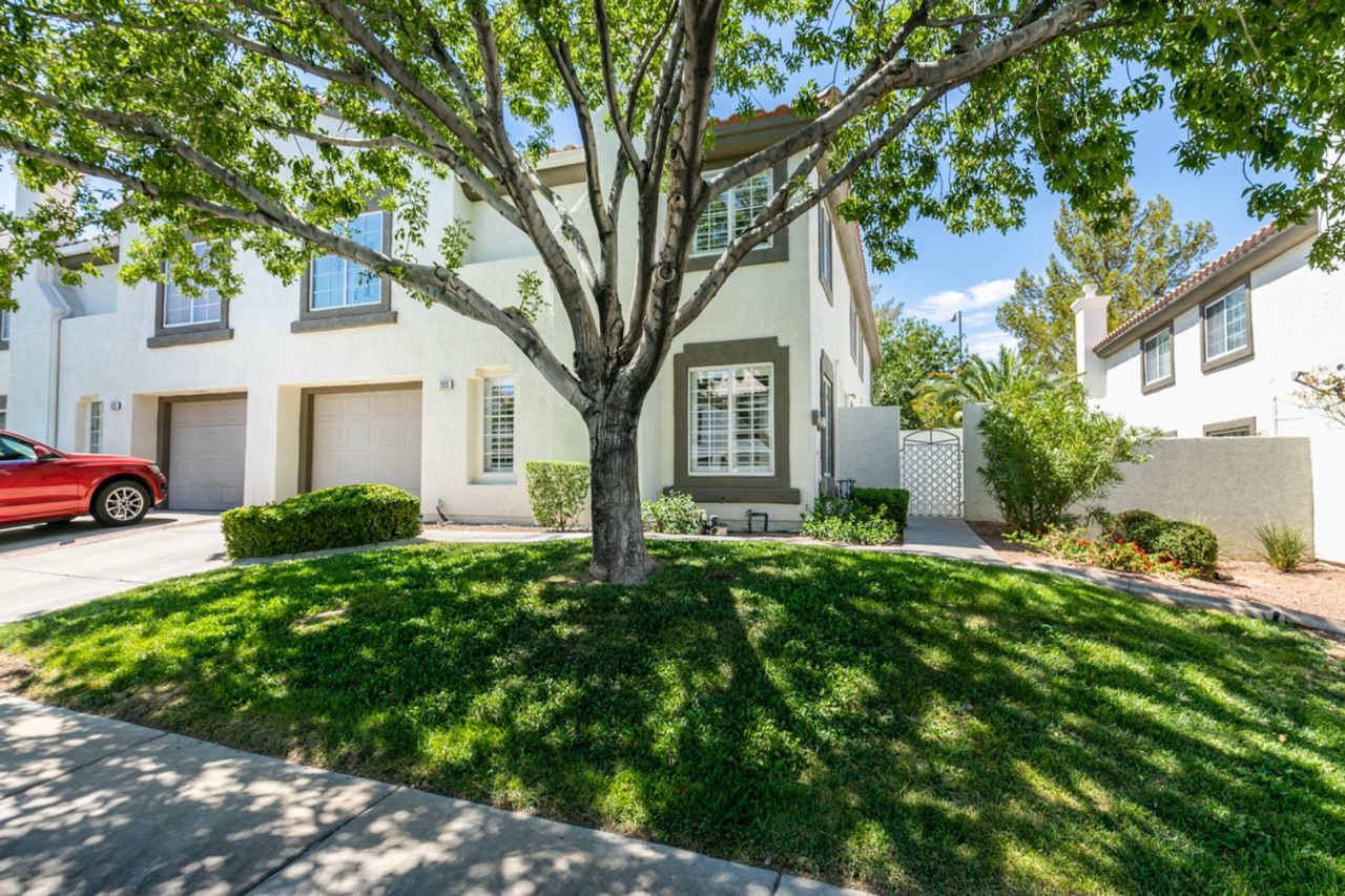 3 Bedroom 2.5 Bathroom Townhouse in Henderson.