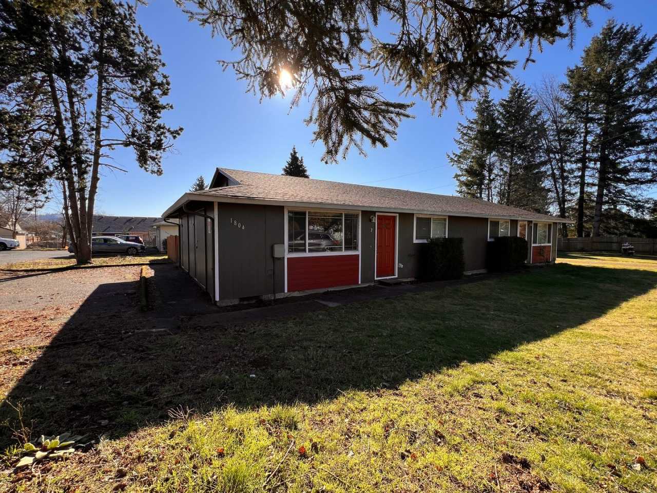 MOVE IN SPECIAL! Quaint Washougal 2 Bedroom Duplex