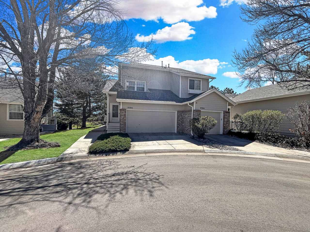 $0 DEPOSIT OPTION. TOWNHOME, 2 BED, UPDATED KITCHEN, 2 CAR GARAGE, LARGE BALCONY W GOLF COURSE VIEWS