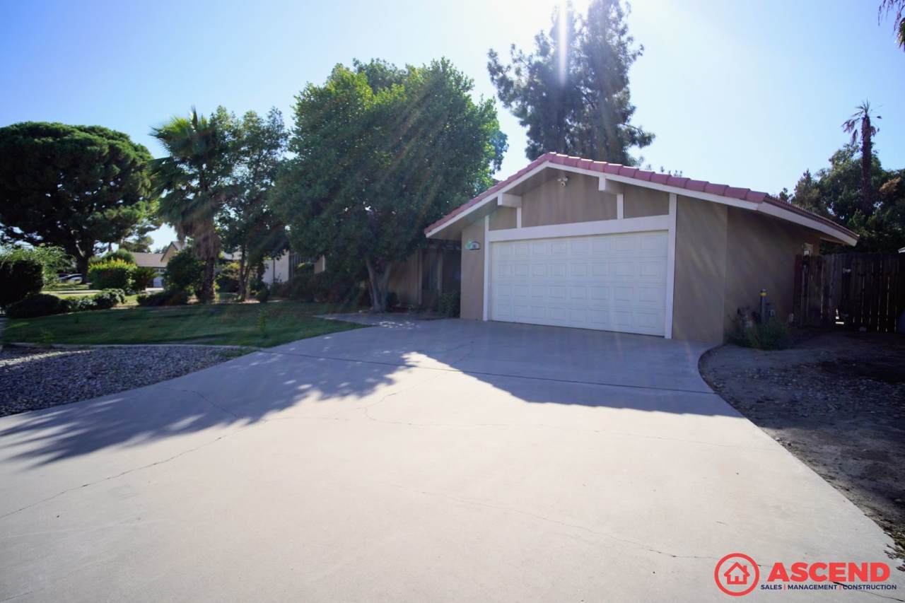 Phenomenal Home Located In Gated Community!