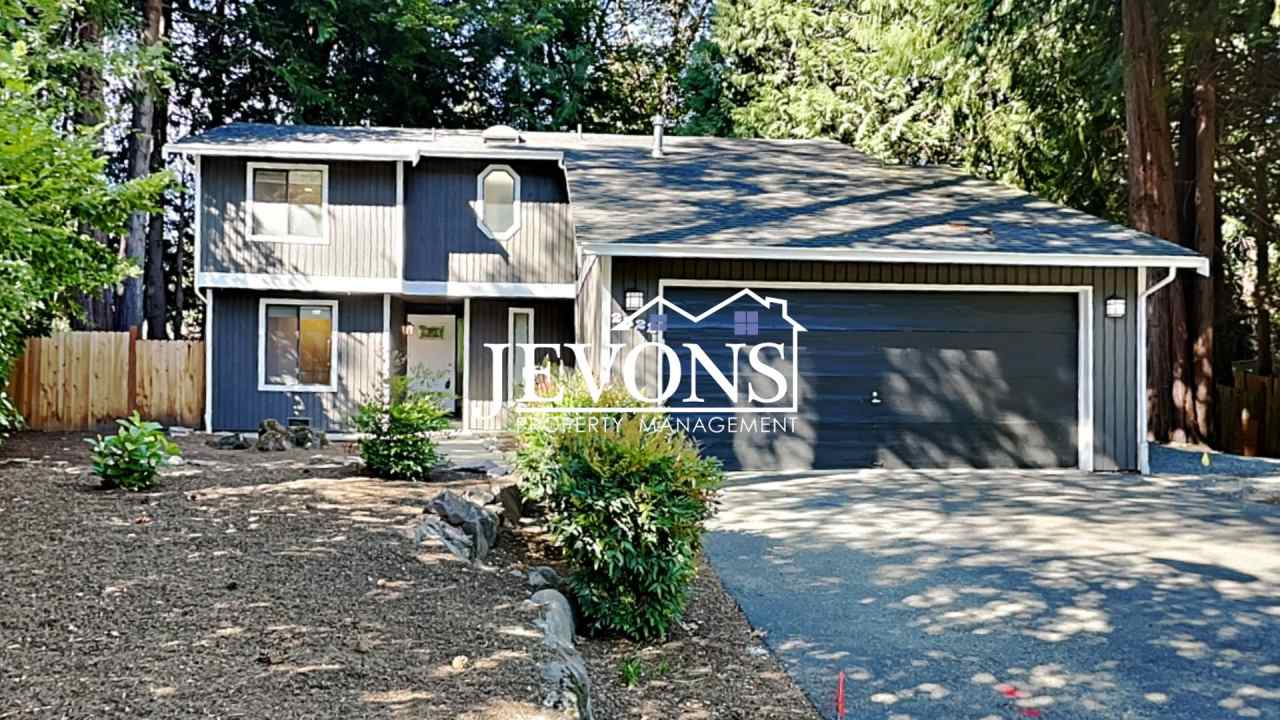 Charming 3-bedroom single-family home with spacious fenced yard, washer/dryer included – Minutes from East Sammamish Park!