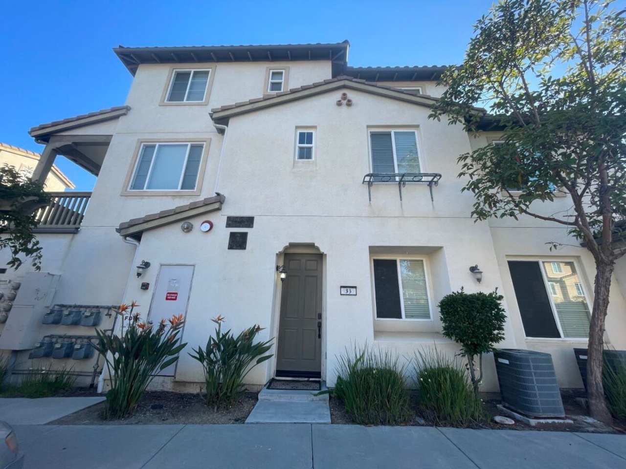Tri-level townhouse in the heart of Chula Vista