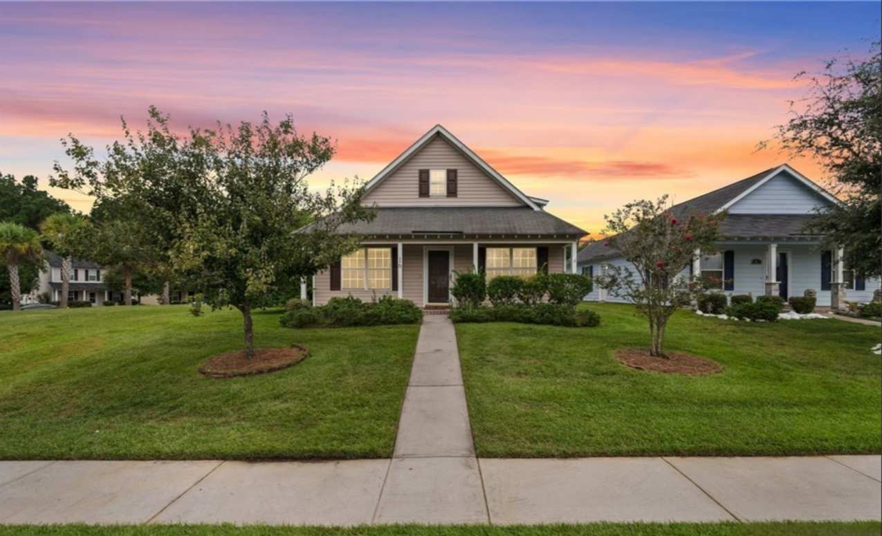 Spacious 4 Bed, 3 Bath Home on a Corner Lot in *The Villages of Vallambrosa!