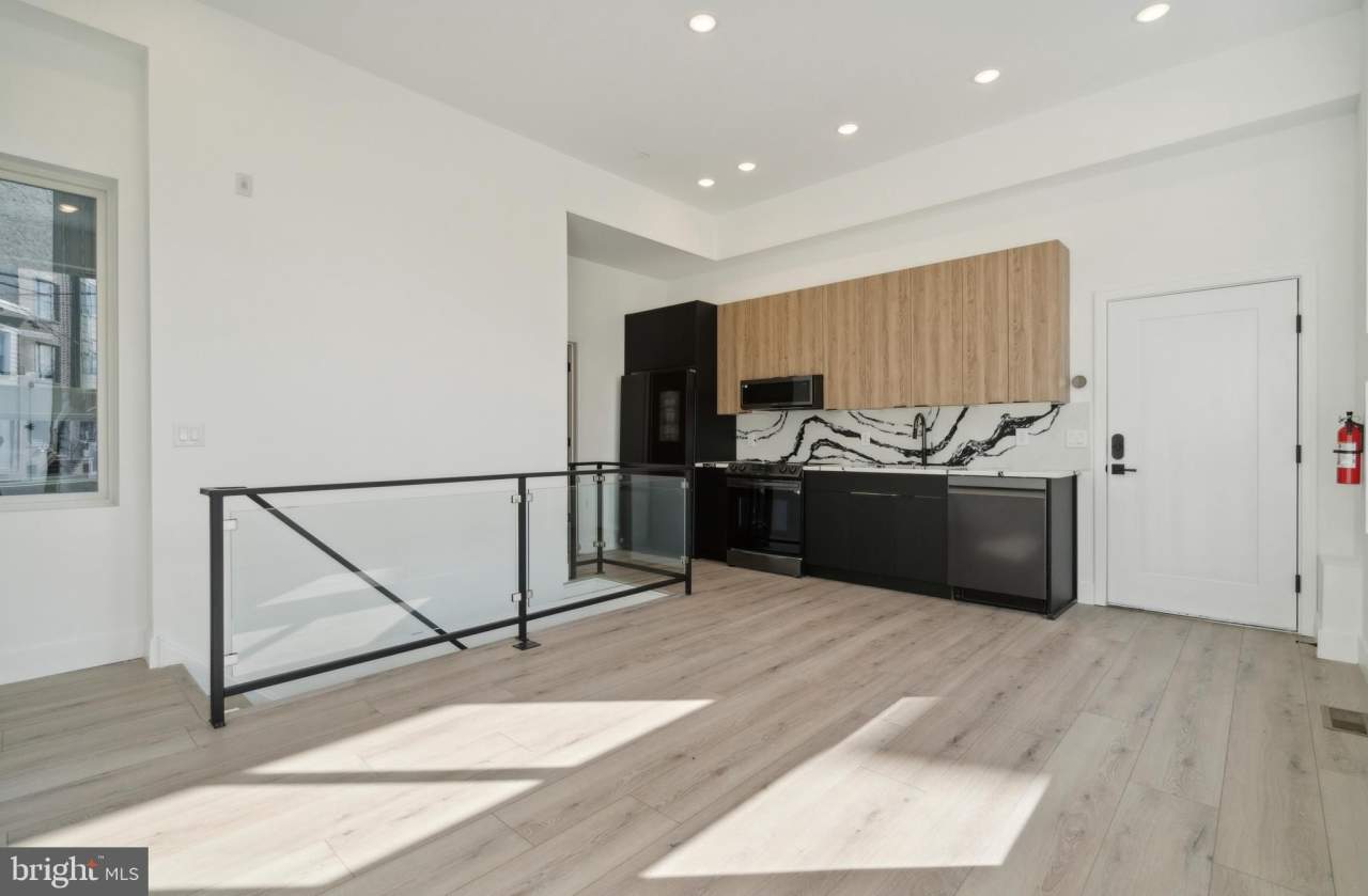 1621 POINT BREEZE AVENUE