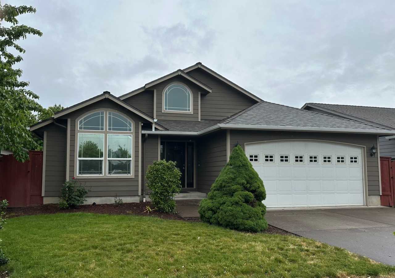 Very Nice 3 Bed 2 Bath Home With Vinyl Plank Flooring in NE Albany