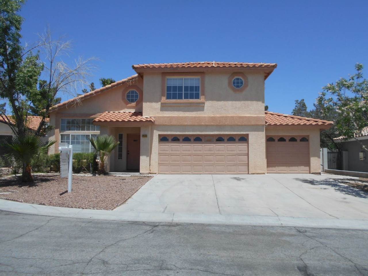 Spacious 4 bedroom Home Located in the Desirable Area of Henderson!