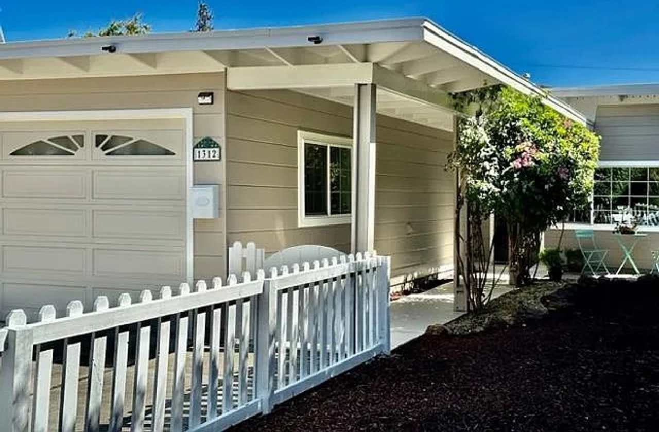 Cute Cottage in Belle Haven, Updated Interior, Remodeled Kitchen, Private Backyard!