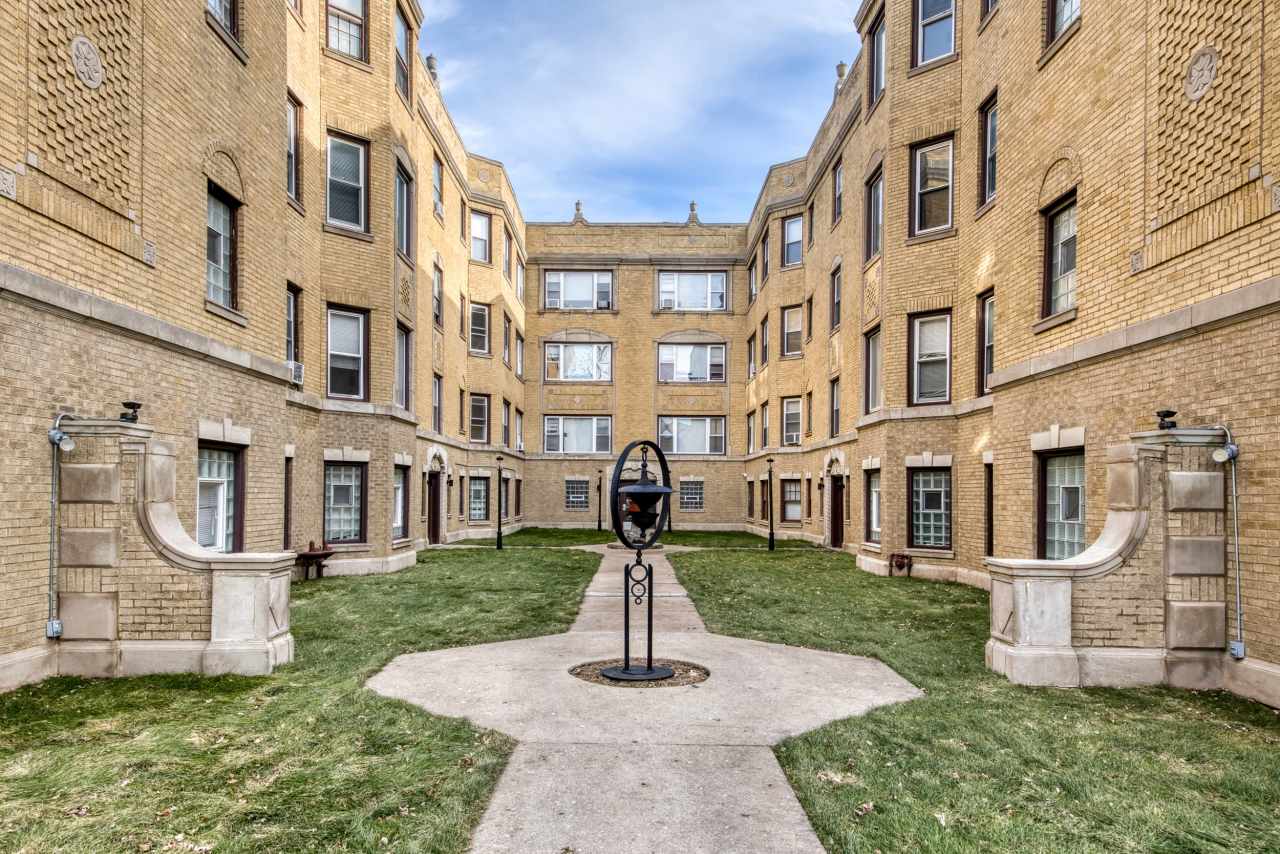 7373 North Damen Ave - E1