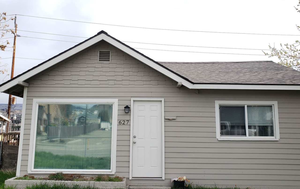 Cozy 1 bed, 1 bath house! Centrally located with washer  dryer!