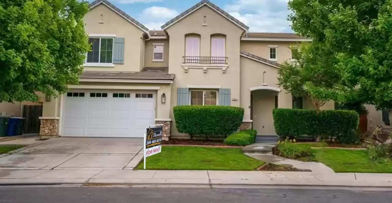 BEAUTIFUL TWO STORY MERCED HOME FOR RENT!