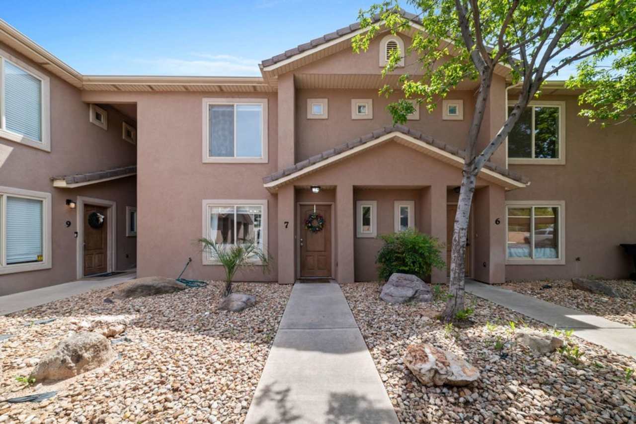 3 Bedroom End Unit Townhome!