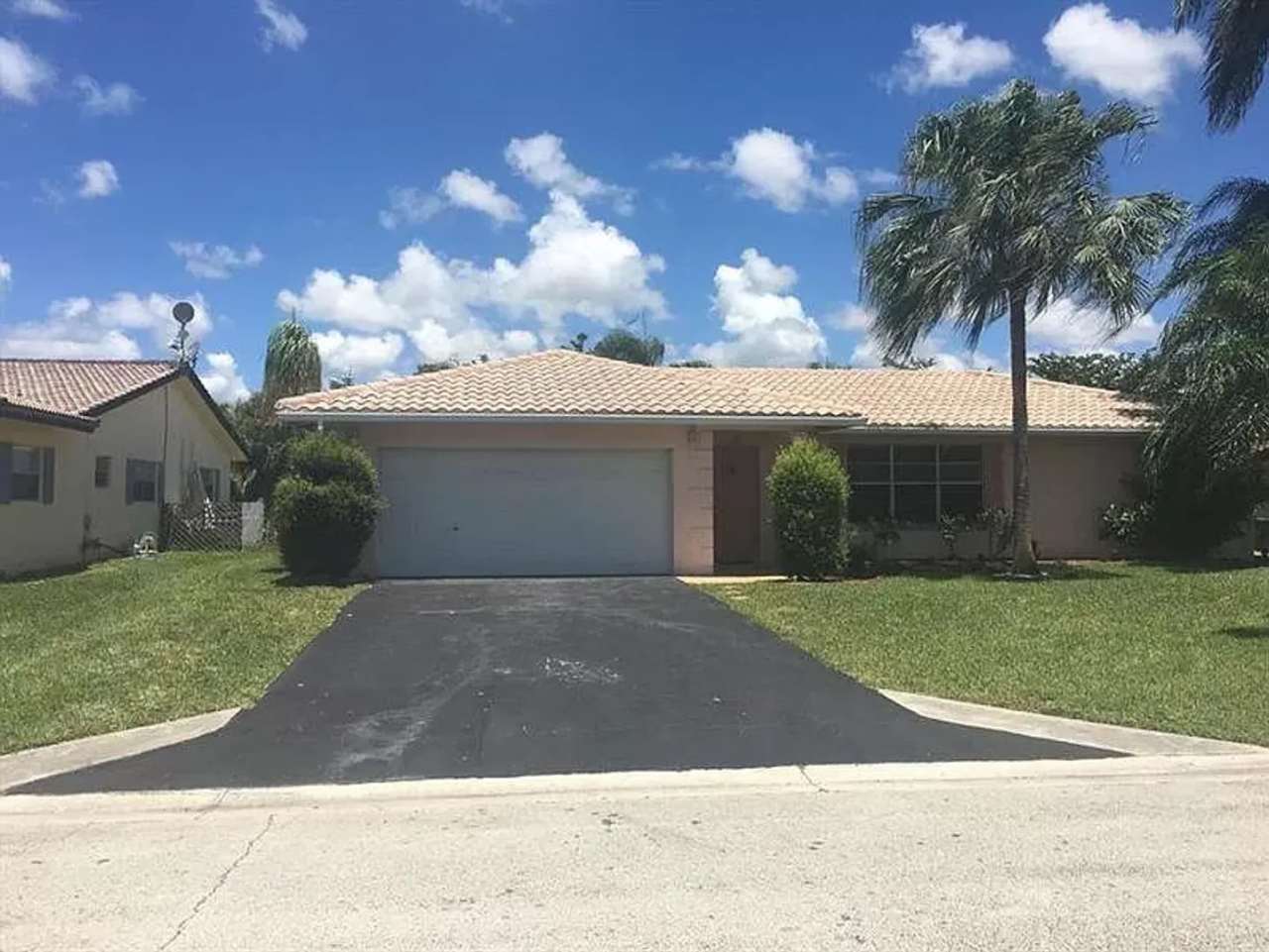 Must See! 3/2 house with 2 car garage / private pool / canal access