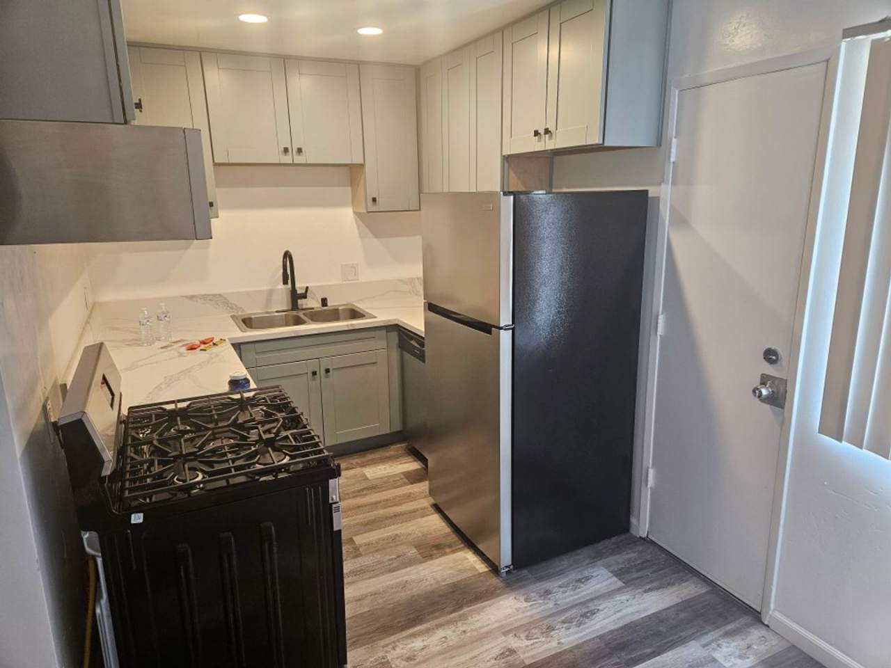 Newly Renovated Special 2 Bedroom - 1 Bathroom unit in Point Loma