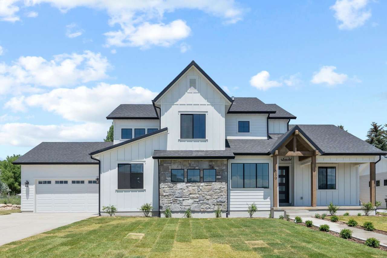 Cozy, Bright, and Spacious Home Nestled in Midway