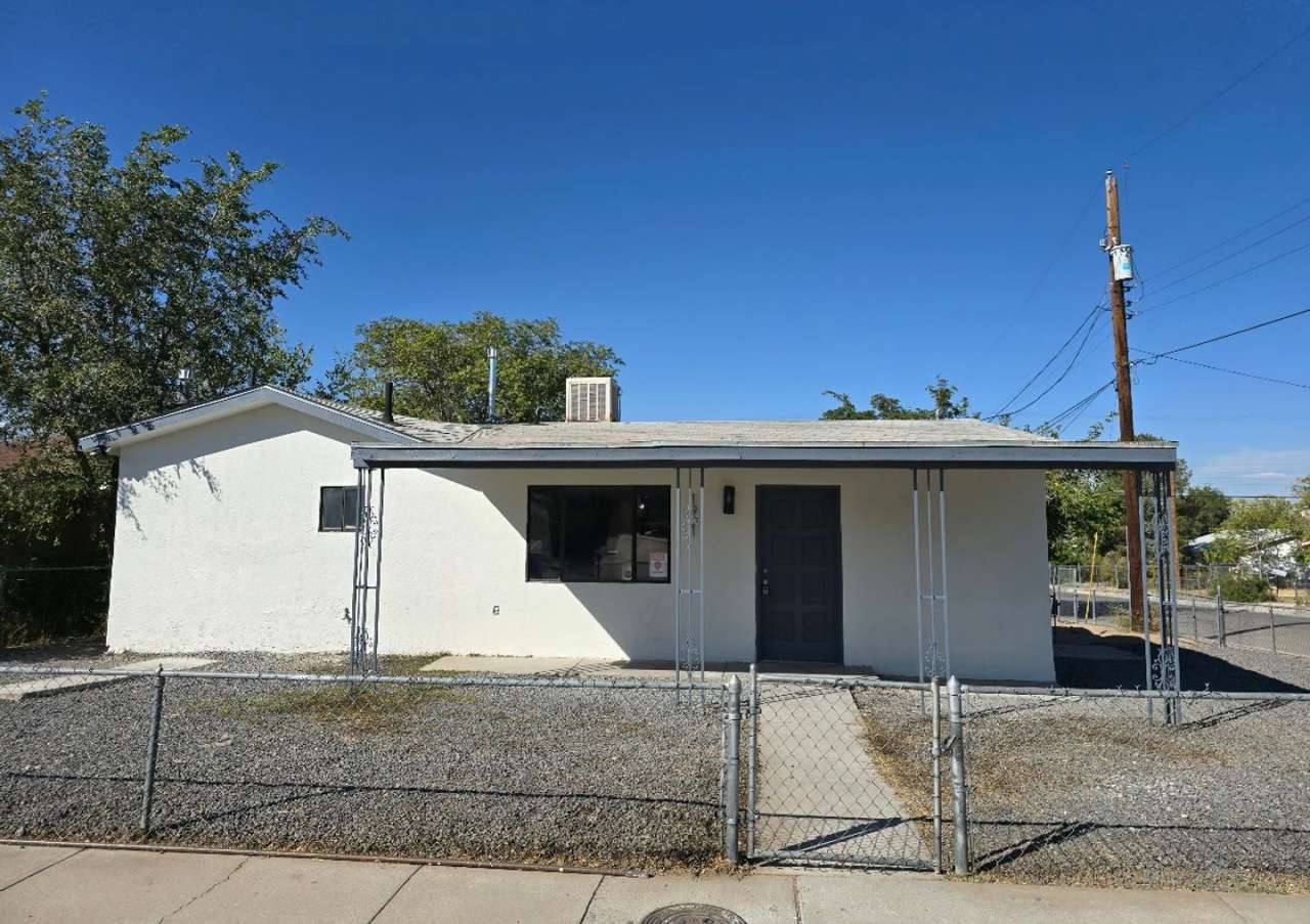 3 bedroom 2 bath HOUSE for Rent near Downtown