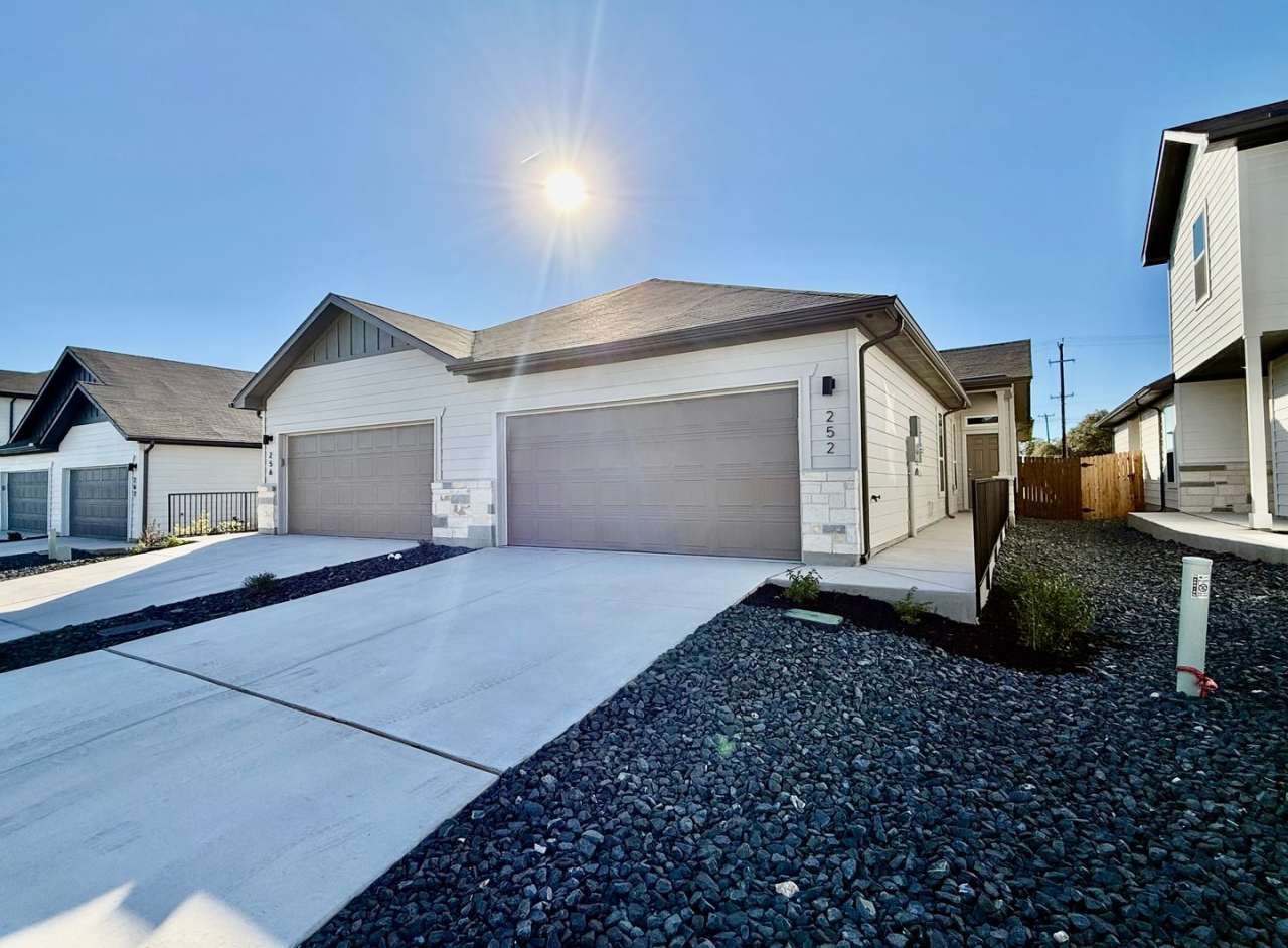 Want luxury living in the Far West ...Look no further...Amanda Park is it!