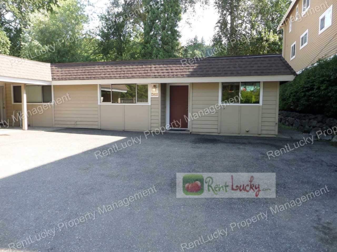 Super-Cute 2 Bedroom, 2 Bath Duplex in Unbeatable Location in Bellevue!!