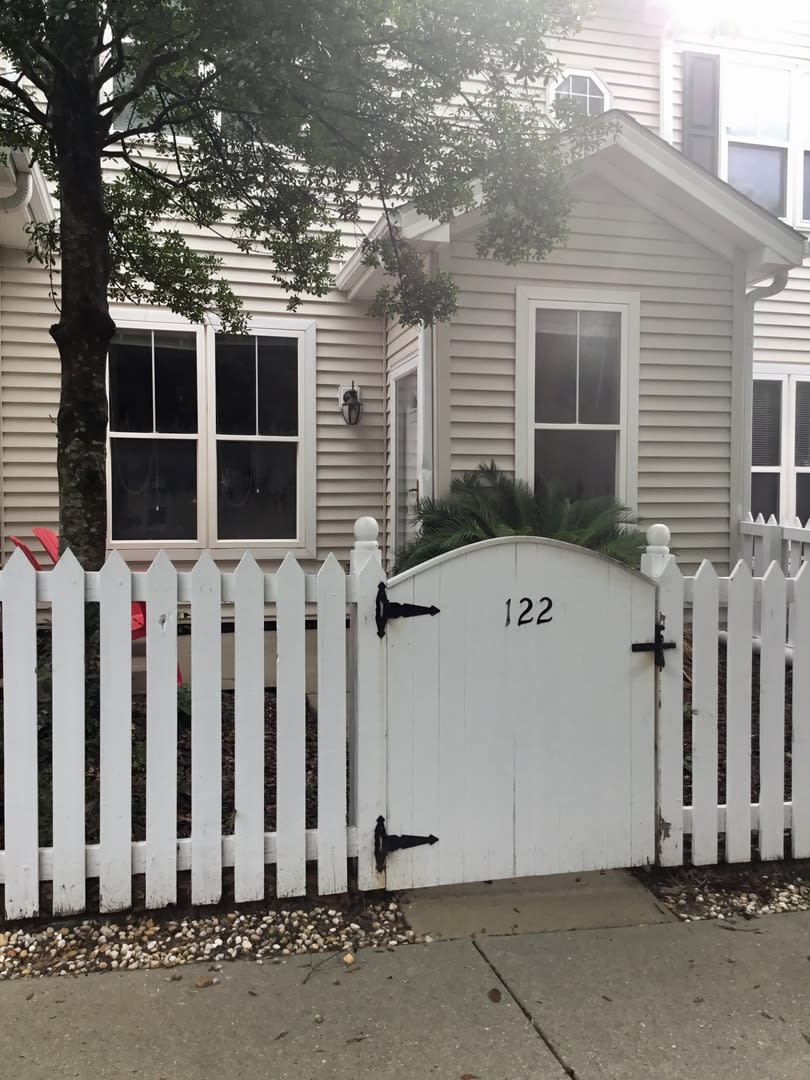 2 bed/2.5 bath town-house in Forest Cove!