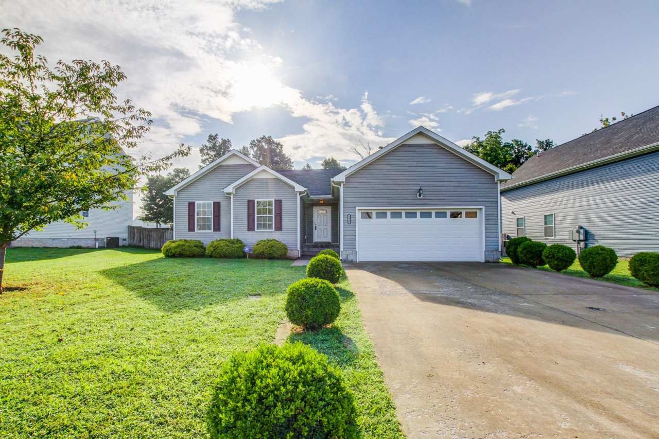 Charming Home Open Floor Plan with Spacious Living Room and Breakfast Bar