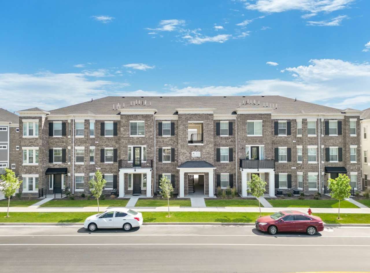 Modern 3-Bed, 2-Bath Apartment with Open Floor Plan  Great Location