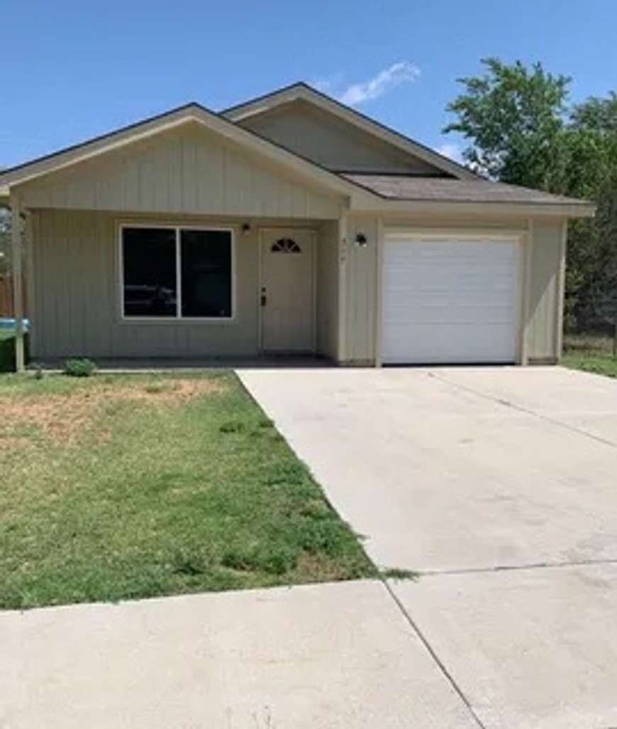 Beautiful 3/2/1 Available May 2026